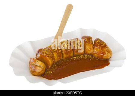 Currywurst auf einem Karton, isoliert Stockfoto