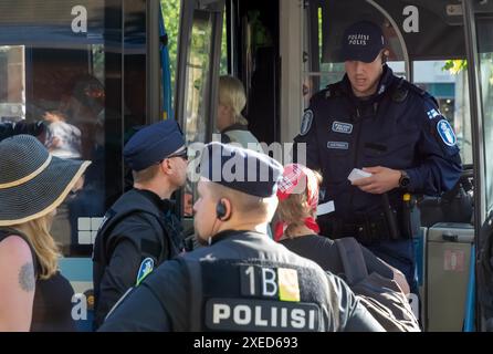 Polizei verhaftet Teilnehmer des Protestes der „Sturmwarnung“ der Extinction Rebellion Finland in Helsinki. Stockfoto