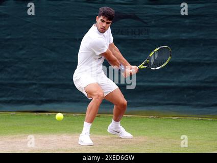 Carlos Alcaraz übte im All England Lawn Tennis and Croquet Club in Wimbledon vor der Wimbledon Championships, die am 1. Juli beginnen. Bilddatum: Donnerstag, 27. Juni 2024. Stockfoto