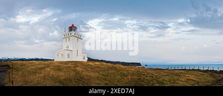 Malerischer Herbstabend Blick auf den Leuchtturm von Dyrholaey und den schwarzen vulkanischen Sandstrand von Reynisfjara in Far, Vik, Südisland Stockfoto