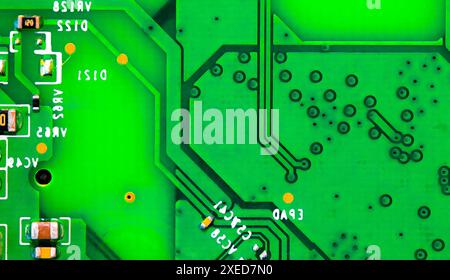 Nahaufnahme von Bauteilen und Mikrochips auf der Leiterplatte Stockfoto