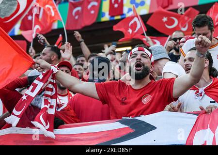 Hamburg, Deutschland. Juni 2024. Hamburg, 26. Juni 2024: Turkiye-Fans beim Gruppenspiel der UEFA EURO 2024 Deutschland zwischen Tschechien und Turkiye im Volksparkstadion in Hamburg. (Daniela Porcelli/SPP) Credit: SPP Sport Press Photo. /Alamy Live News Stockfoto