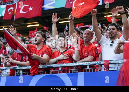 Hamburg, Deutschland. Juni 2024. Hamburg, 26. Juni 2024: Turkiye-Fans beim Gruppenspiel der UEFA EURO 2024 Deutschland zwischen Tschechien und Turkiye im Volksparkstadion in Hamburg. (Daniela Porcelli/SPP) Credit: SPP Sport Press Photo. /Alamy Live News Stockfoto