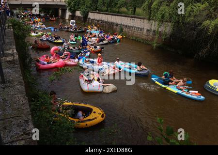 Amberg, Oberpfalz, Bayern, Schlauchboot, Ruderboot, Spaß, Freude, Rudern auf der Vils in Amberg Stockfoto