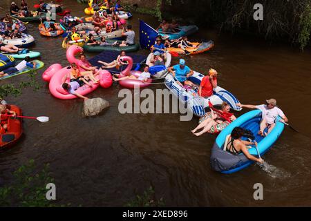 Amberg, Oberpfalz, Bayern, Schlauchboot, Ruderboot, Spaß, Freude, Rudern auf der Vils in Amberg Stockfoto