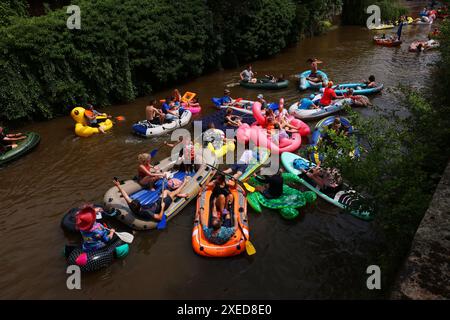 Amberg, Oberpfalz, Bayern, Schlauchboot, Ruderboot, Spaß, Freude, Rudern auf der Vils in Amberg Stockfoto