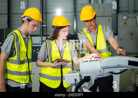 Ingenieur und Techniker besprechen den Roboterarm im Werk über Arbeiten, Betrieb und Reparatur Stockfoto