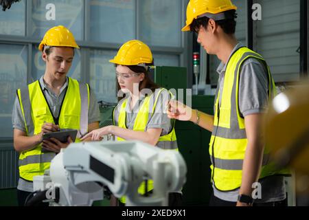 Ingenieur und Techniker besprechen den Roboterarm im Werk über Arbeiten, Betrieb und Reparatur Stockfoto
