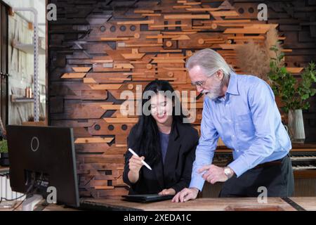 Geschäftsmänner und Geschäftsfrauen, die in einem modernen Bürozimmer am Computer arbeiten Stockfoto