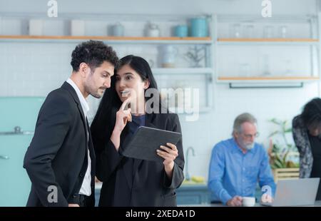 Porträt einer Gruppe von Eigentümern kleiner Unternehmen, die ihr Zuhause als Arbeitsplatz nutzen, mit Spaß und Lächeln sprechen und beraten. Stockfoto