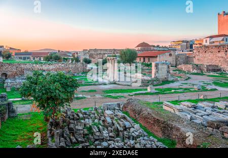 Die Ruinen der Hadrian-Bibliothek in der archäologischen Stätte der römischen Agora, nördlich der Akropolis und östlich der antiken Agora. Athen, Griechenland Stockfoto