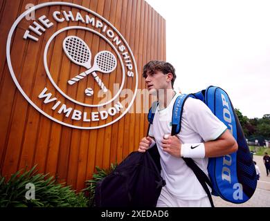 Jack Draper verlässt die Spielfelder nach dem Training im All England Lawn Tennis and Croquet Club in Wimbledon vor der Wimbledon Championships, die am 1. Juli beginnen. Bilddatum: Donnerstag, 27. Juni 2024. Stockfoto