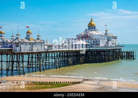 Blick auf den Eastbourne Pier am englischen Kanal. Eastbourne, East Sussex, England Stockfoto