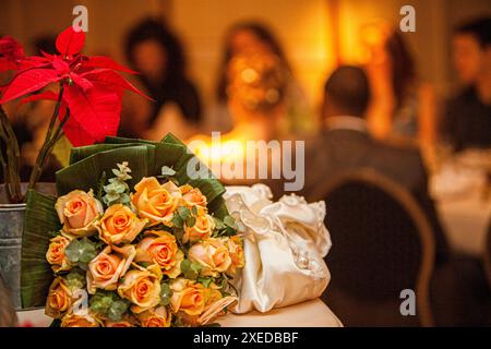 Eleganter Hochzeitstisch mit Rosen und Weihnachtsstern Stockfoto