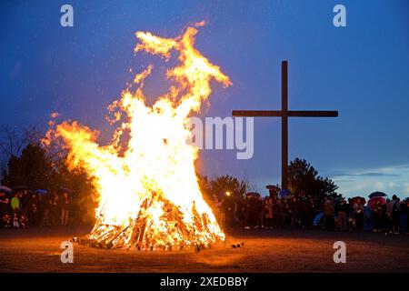 Osterfeuer auf der Haniel-Deponie vor dem Gipfelkreuz, Bottrop, Ruhrgebiet, Deutschland, Europa Stockfoto