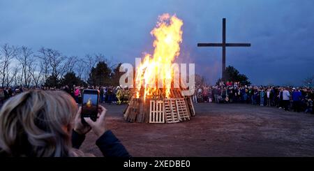 Osterfeuer auf der Haniel-Deponie vor dem Gipfelkreuz, Bottrop, Ruhrgebiet, Deutschland, Europa Stockfoto