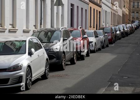 Autos, die in einer Reihe in einer Wohnstraße geparkt werden, Vohwinkel, Wuppertal, Deutschland, Europa Stockfoto