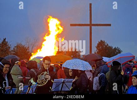 Musiker mit Doppelhorn vor dem Osterfeuer auf der Haniel-Deponie im Regen, Bottrop Stockfoto