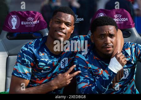 Denzel Dumfries (Niederlande, #22), Steven Bergwijn (Niederlande, #25) lachen zusammen vor dem Spiel auf der Bank, GER, Niederlande (NED) vs. Österreich (AUT), Fussball Europameisterschaft, UEFA EURO 2024, Gruppe D, 3. Spieltag, 25.06.2024 Foto: Eibner-Pressefoto/Michael Memmler Stockfoto