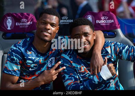 Denzel Dumfries (Niederlande, #22), Steven Bergwijn (Niederlande, #25) lachen zusammen vor dem Spiel auf der Bank, GER, Niederlande (NED) vs. Österreich (AUT), Fussball Europameisterschaft, UEFA EURO 2024, Gruppe D, 3. Spieltag, 25.06.2024 Foto: Eibner-Pressefoto/Michael Memmler Stockfoto