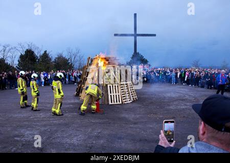 Die Feuerwehr zündet das Osterfeuer auf der Haniel-Deponie, Bottrop, Ruhrgebiet, Deutschland, Europa Stockfoto