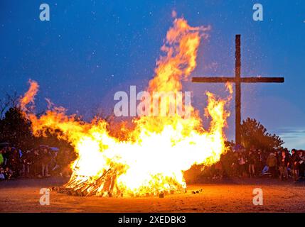 Osterfeuer auf der Haniel-Deponie vor dem Gipfelkreuz, Bottrop, Ruhrgebiet, Deutschland, Europa Stockfoto