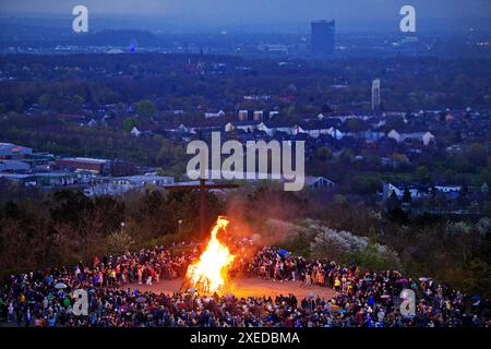 Osterfeuer auf der Haniel-Deponie in Bottrop mit dem Gasometer in Oberhausen, Ruhrgebiet, Deutschland Stockfoto