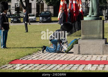 Ein Wächter legt einen Kranz während der Jubiläumsparade. In der Rosenborg Barracks in Kopenhagen, Dänemark, 27. Juni 2024 Kopenhagen Rosenborg Barracks Dänemark Copyright: XKristianxTuxenxLadegaardxBergx 2E6A2767 Stockfoto