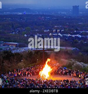 Osterfeuer auf der Haniel-Deponie in Bottrop mit dem Gasometer in Oberhausen, Ruhrgebiet, Deutschland Stockfoto