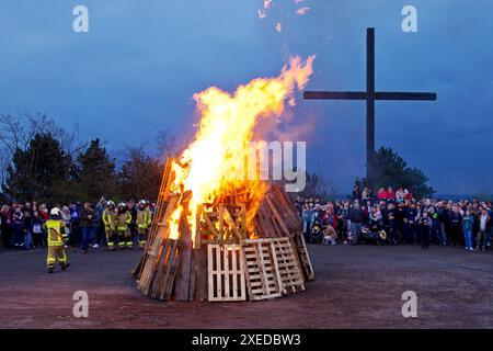 Die Feuerwehr zündete das Osterfeuer auf der Haniel-Deponie in Bottrop, Ruhrgebiet, Deutschland, Europa an Stockfoto