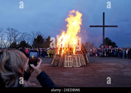 Osterfeuer auf der Haniel-Deponie vor dem Gipfelkreuz, Bottrop, Ruhrgebiet, Deutschland, Europa Stockfoto