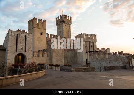 Sirmione, Italien - Schloss am Gardasee. Malerisches mittelalterliches Gebäude am Wasser Stockfoto