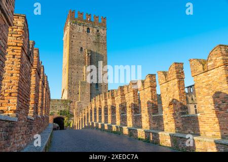 Verona, Italien. Die Castelvecchio-Brücke an der Etsch. Besichtigung der alten Burg bei Sonnenaufgang. Stockfoto