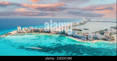 Blick auf wunderschöne Hotels in der Hotelzone von Cancun bei Sonnenuntergang. Riviera Maya Region in Quintana Roo auf der Halbinsel Yucatan Stockfoto