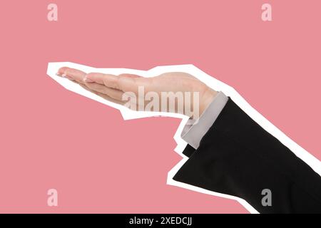 Hand einer Geschäftsfrau mit Kopierplatz. Zeitschriftenstil auf rosa Hintergrund isoliert Stockfoto
