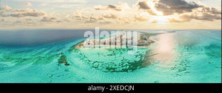 360 Panoramablick auf Cancun Beach und die Hotelzone in Mexiko bei Sonnenuntergang. Karibische Küstenlandschaft des mexikanischen Resorts W Stockfoto