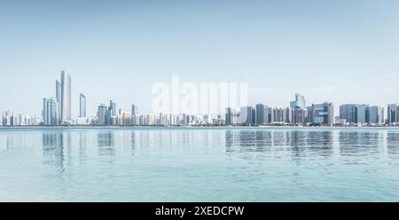 Panoramablick auf die Skyline von Abu Dhabi mit Wolkenkratzern und Meer Stockfoto