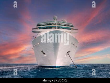 Kreuzschiff im Karibischen Meer bei Sonnenuntergang. Landschaft mit großem Kreuzfahrtschiff Stockfoto