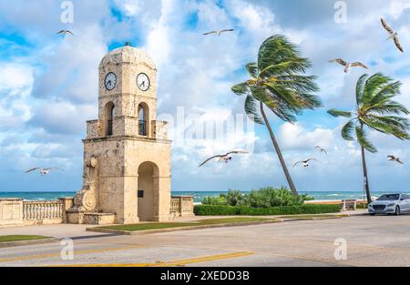 Palm Beach Worth Avenue Uhrturm Florida USA mit Möwen Stockfoto