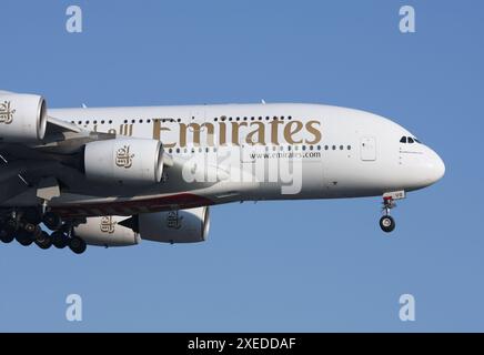 Ein Airbus A380 von Emirates nähert sich dem Flughafen London Gatwick Stockfoto