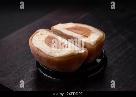 Köstliches süßes Mochi-Dessert mit Toppings auf dunklem Betonhintergrund Stockfoto