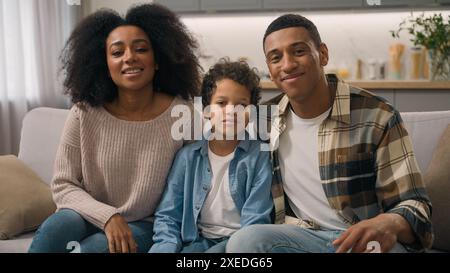 Glückliches afroamerikanisches Familienporträt ethnische Millennial Eltern Hände männlicher Mann Vater Mutter Frau sitzen zusammen Kind kleiner Junge Sohn Kind Stockfoto