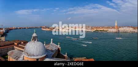 Panoramablick auf die Skyline von Venedig in Italien. Stadtpanorama mit der venezianischen Lagune von der Insel San Giorgio Maggiore aus gesehen. Stockfoto