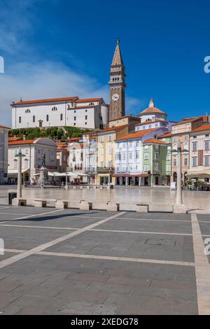 Die Skyline der Stadt Piran mit dem Tartini-Platz (Slowenisch Tartinijev trg) im Südwesten Sloweniens. Stockfoto