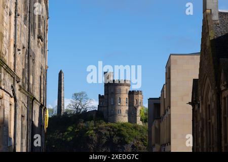 Das Gebäude des Gouverneurs (ehemaliges Gefängnis von Calton) aus dem Jahr 1817 und das Martyrs of Reform Monument in Edinburgh, Schottland, Großbritannien. Stockfoto