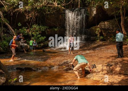 Touristen am Fluss der Thousand Lingas mit Wasserfall im Phnom Kulen Nationalpark, Provinz Siem Reap, Kambodscha. Stockfoto