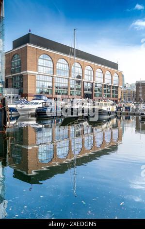 London, UK - 21. März 2024 : Boote und Gebäude im St. Katherine's Dock mit einer Reflexion im Wasser. London. UK. Stockfoto