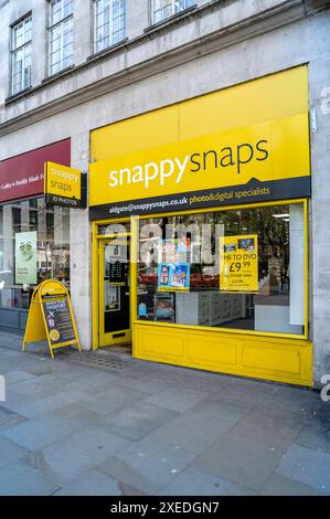 London, UK - 21. März 2024 : Außenansicht des Snappy Snaps Stores in London. Snappy Snaps ist ein britisches Fotodienstleistungsunternehmen Stockfoto