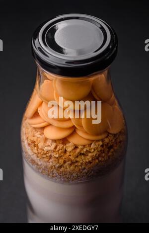 Zutaten für die Zubereitung köstlicher süßer Pfannkuchen, die in einer Flasche portioniert werden Stockfoto