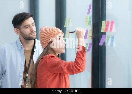 Multiethnisches Startup-Business-Team bei Besprechungen in modernen hellen Büroumgebungen, die an Laptop- und Tablet-Computern arbeiten Stockfoto
